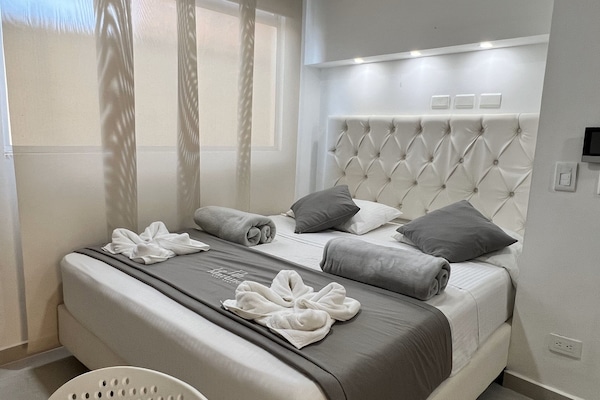Basic Studio, 1 King Bed, Ensuite, Annex Building | Egyptian cotton sheets, premium bedding, down comforters, pillowtop beds