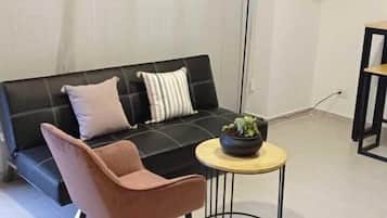 Standard-Apartment | Wohnbereich | 40-Zoll-Smart-TV mit Digitalempfang, Fernseher