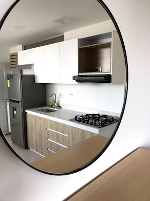 Appartamento Standard | Cucina privata | Frigorifero, microonde, piano cottura, macchina per caffè espresso