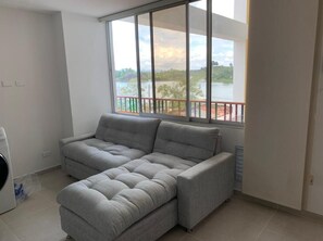 Standard Apartment | Living room | 40-inch Smart TV with digital channels, TV - La Martinera Avenida San José (Guatapé)