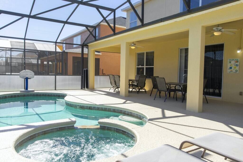 Amazing Home near Disney, BBQ, Large Pool, Jacuzzi,6 Bedroom - 5.5 Bath
