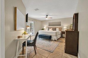 4 habitaciones, escritorio y tabla de planchar con plancha 