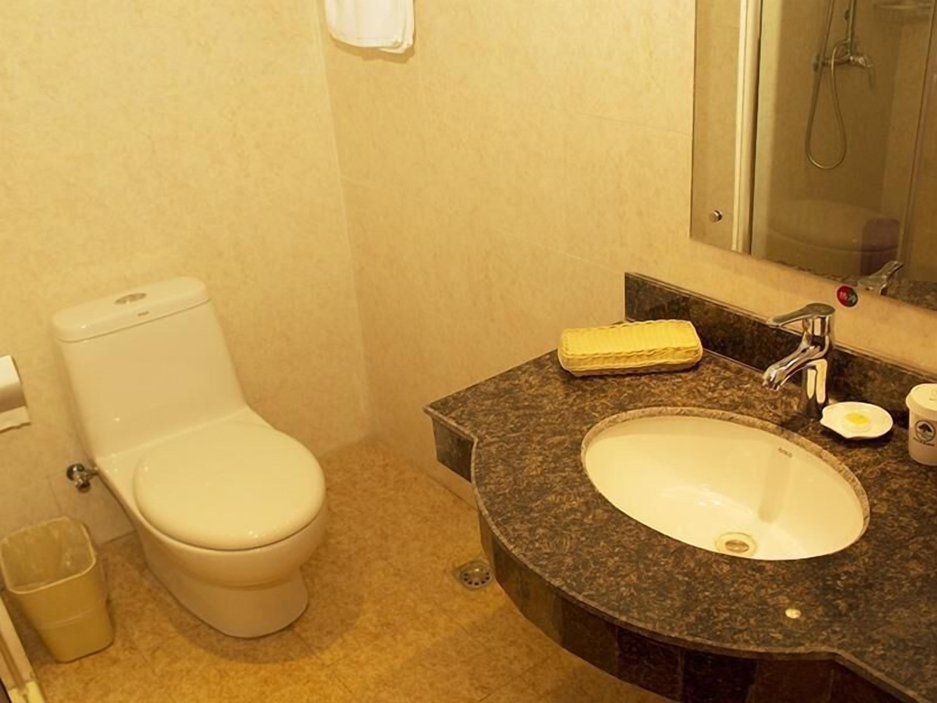 Un baño con inodoro, lavamanos y ducha.