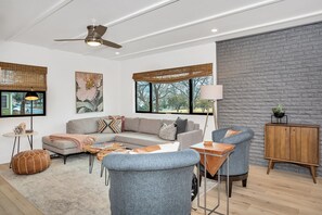 Fernseher, Kamin, Tischfußball