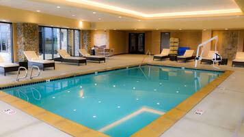 Piscina coberta (horari: 08:00-23:00) i gandules