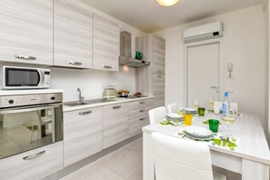Frigorifero, microonde, forno, piano cottura