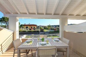 Outdoor dining - Villa Meri Star: new opening and very close to the beach (Manerba del Garda)