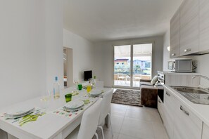 Refrigerador, microondas, horno y lavavajillas 