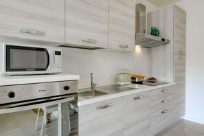 Frigorifero, microonde, forno, piano cottura