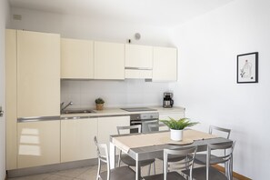 Kühlschrank, Ofen, Geschirrspüler, Wasserkocher mit Kaffee-/Teezubehör