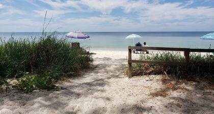 Walk to the Beach! Private Villa with Pool & Lanai â Perfect Naples Getaway