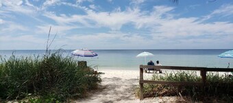Walk to the Beach! Private Villa with Pool & Lanai – Perfect Naples Getaway