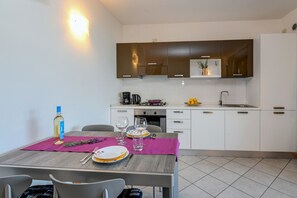 Réfrigérateur, four, lave-vaisselle, cafetière/bouilloire