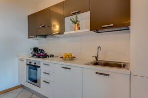 Kühlschrank, Ofen, Geschirrspüler, Wasserkocher mit Kaffee-/Teezubehör