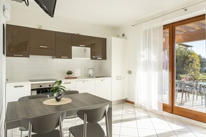 Réfrigérateur, un four, lave-vaisselle, cafetière-théière