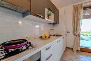 Kühlschrank, Ofen, Geschirrspüler, Wasserkocher mit Kaffee-/Teezubehör