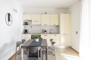 Réfrigérateur, four, lave-vaisselle, cafetière/bouilloire