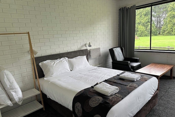 Escritorio y espacio para trabajar con laptop