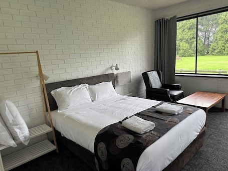 Camera Standard (Newly Renovated) | Una scrivania, postazione laptop, ferro/asse da stiro, Wi-Fi gratuito. The Reserve Hotel