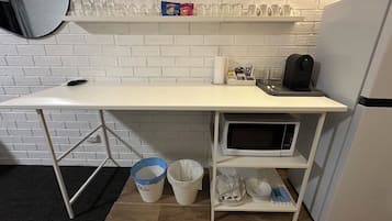大型雪櫃/冰箱、微波爐、咖啡機/沖茶器、多士爐