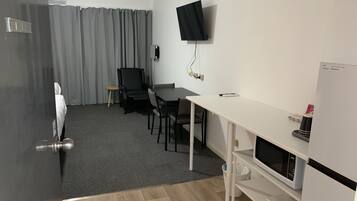 デスク、ノートパソコン用作業スペース、アイロン / アイロン台、WiFi (無料)