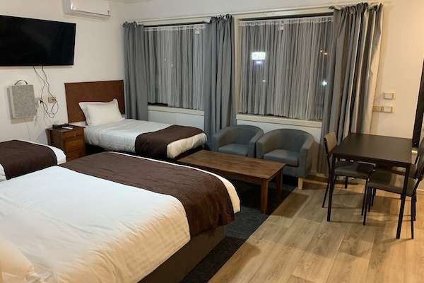Kolmen hengen deluxe-huone (Newly Renovated) | Työpöytä, kannettavalle tietokoneelle sopiva työtila