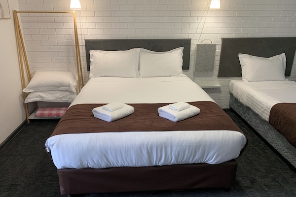 Habitación triple familiar (Newly Renovated) | Escritorio y espacio para trabajar con un portátil