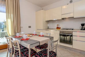 Fridge, oven, stovetop, dishwasher