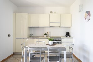 Fridge, oven, dishwasher, coffee/tea maker