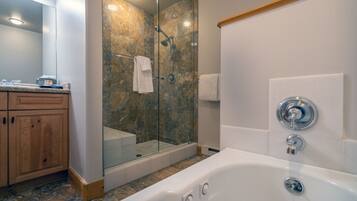 Een haardroger, handdoeken