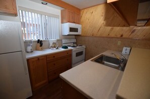 Fridge, oven, stovetop, coffee/tea maker