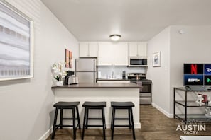 Frigorífico, microondas, horno y placa de cocina