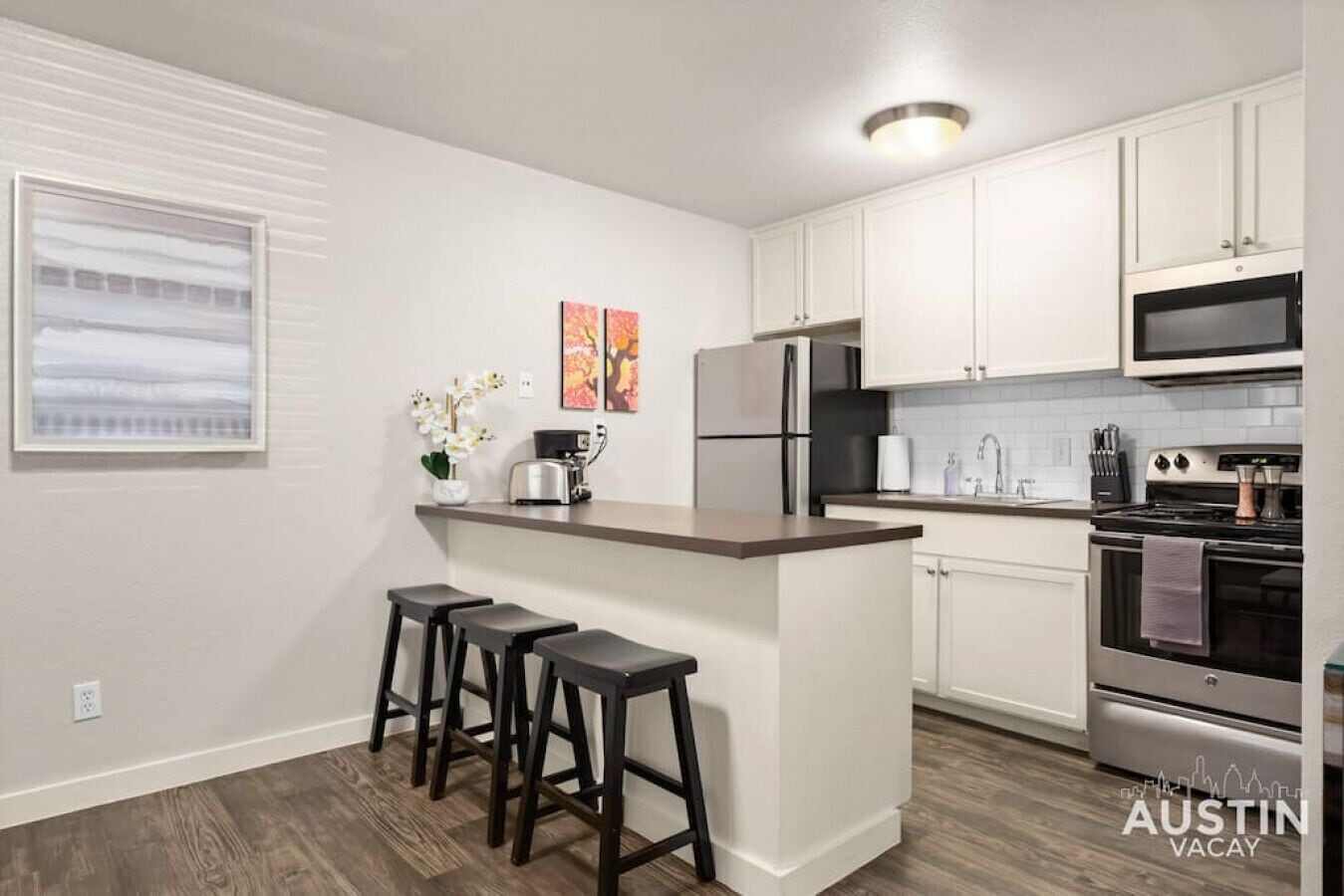 Réfrigérateur, micro-ondes, four, plaque de cuisson