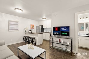 Smart TV, Netflix, Hulu, streaming services