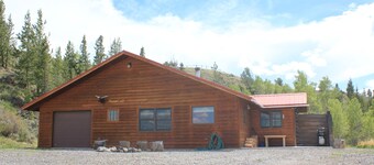 Moose Cabin - Near Yellowstone & National Forest - Private Hot Tub