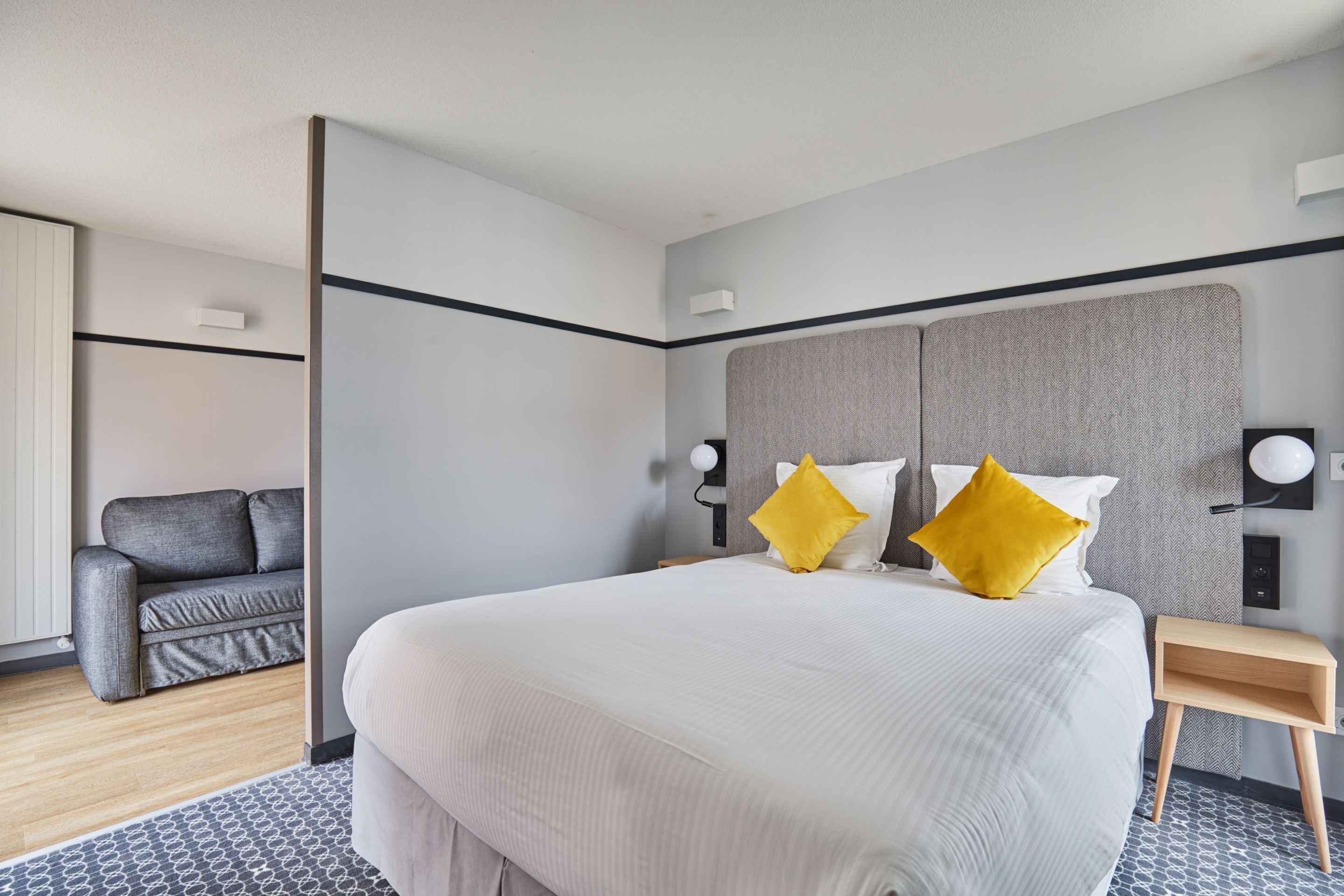 Travel crib, free WiFi, bed sheets