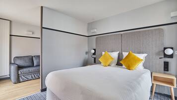 Travel crib, free WiFi, bed sheets