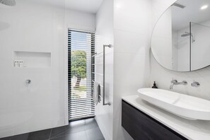 Bathtub, hair dryer, towels, shampoo - Spacious, Central to All Shops and beach (Torquay)