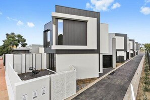 Exterior - Spacious, Central to All Shops and beach (Torquay)