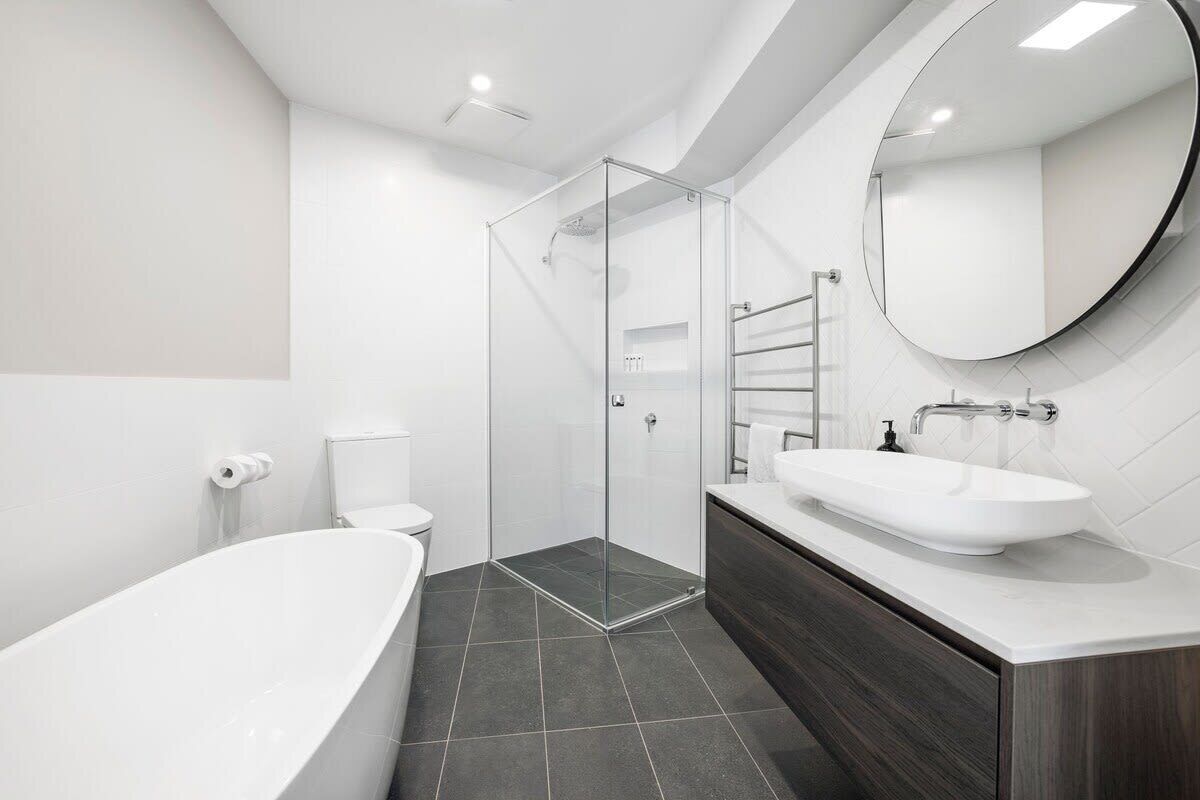Bathtub, hair dryer, towels, shampoo