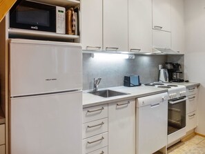 Refrigerador, microondas, lavavajillas y periquera 