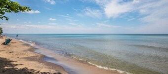 Dog-friendly home w/private heated pool, free WiFi, gas grill, & washer/dryer