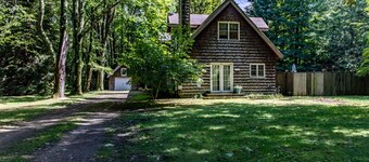 Dog-friendly home w/private heated pool, free WiFi, gas grill, & washer/dryer