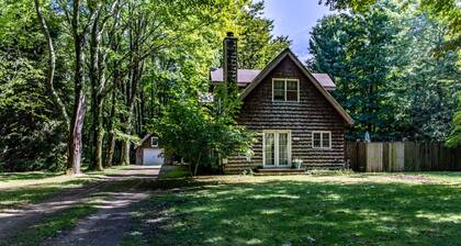 Dog-friendly home w/private heated pool, free WiFi, gas grill, & washer/dryer