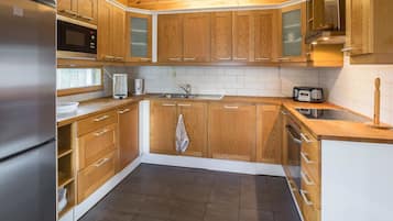 Kühlschrank, Mikrowelle, Geschirrspüler, Kochgeschirr/Geschirr/Besteck