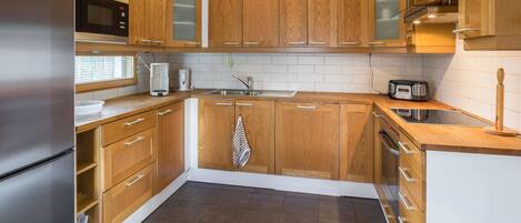 Køleskab, mikrobølgeovn, opvaskemaskine, køkkentøj/tallerkener/redskaber