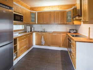 Fridge, microwave, dishwasher, cookware/dishes/utensils