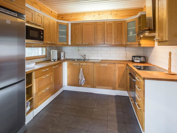 Kühlschrank, Mikrowelle, Geschirrspüler, Kochgeschirr/Geschirr/Besteck