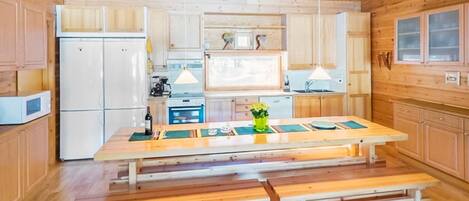 Réfrigérateur, micro-ondes, lave-vaisselle, chaise haute