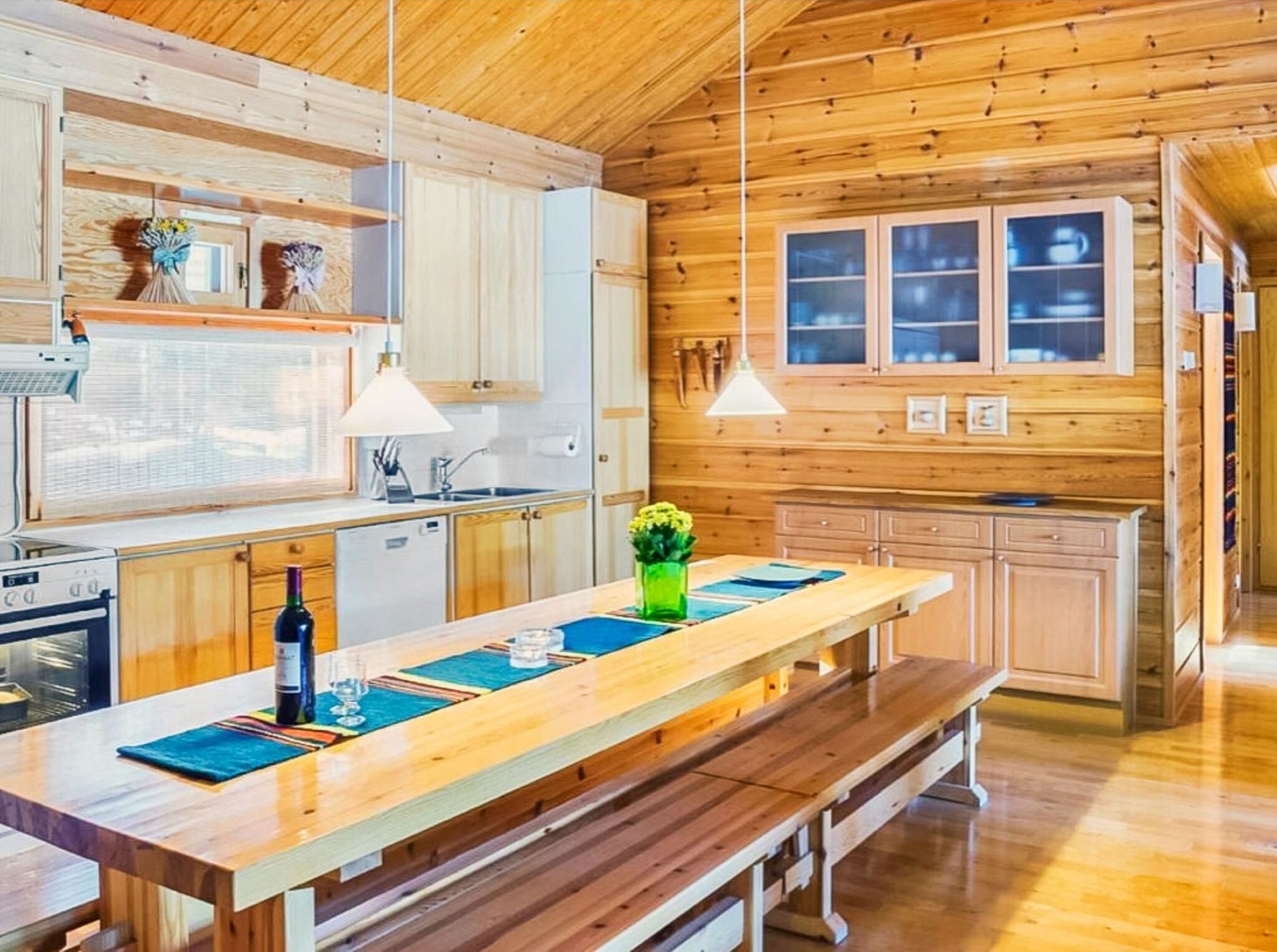 Jääkaappi, mikroaaltouuni, astianpesukone, syöttötuoli